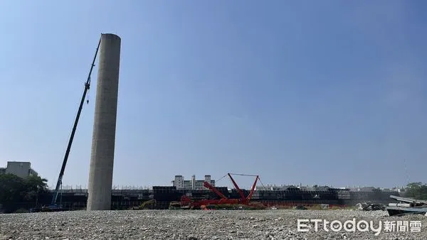 ▲雲林北港鎮有「北港版比薩斜塔」之稱的萬有紙廠煙囟,今日上午動工拆除,78公尺高煙囪將分2階段切割解體。(圖/記者蔡佩旻翻攝)