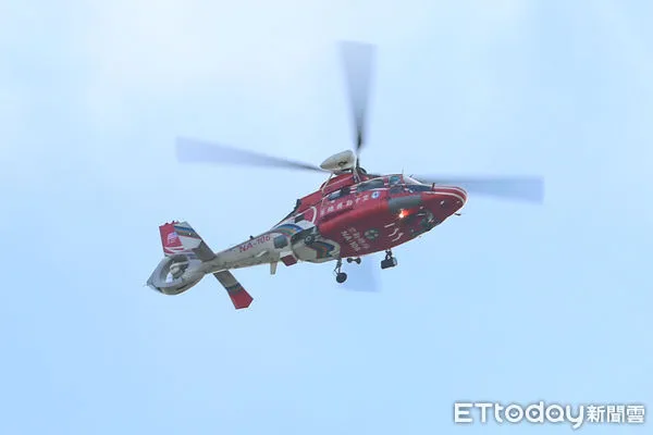 ▲國慶半兵力空中預演,AS-365海豚直升機。(圖/記者林敬旻攝)
