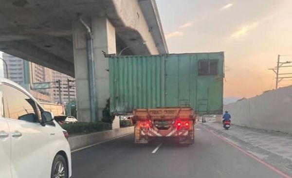 ▲▼拖車橫載貨櫃屋佔2車道 。(圖/翻攝自臉書ㄨㄚ是泰山人) ▲▼拖車橫載貨櫃屋佔2車道 。(圖/翻攝自臉書ㄨㄚ是泰山人)