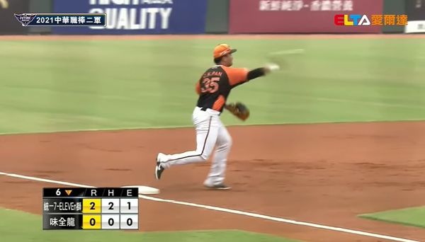 ▲潘傑楷策動三殺守備。(圖/截自愛爾達體育台)