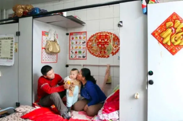 ▲▼窮男「公廁為家」娶妻生子!一家三口「小便盆看電視」住了5年。(圖/翻攝搜狐新聞)
