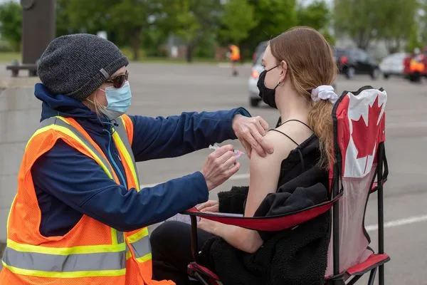 ▲▼ 加拿大安大略省民眾接種新冠疫苗。(圖/達志影像)