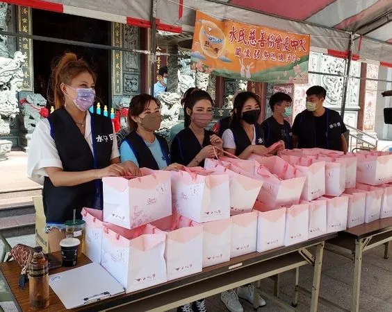 ▲▼水氏慈善協會執行長戴芝庭(左2)經常帶著成員四處捐助弱勢家庭。(圖/水氏慈善協會提供)