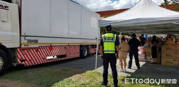 ▲「大蘋果小太陽隼馬運補車隊」送愛心。(圖/記者楊漢聲翻攝)