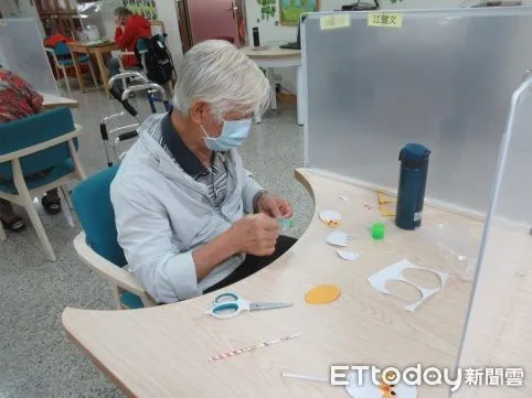 ▲▼ 嘉榮日照中心DIY活動助長者延緩退化。(圖/嘉義榮民醫院提供)