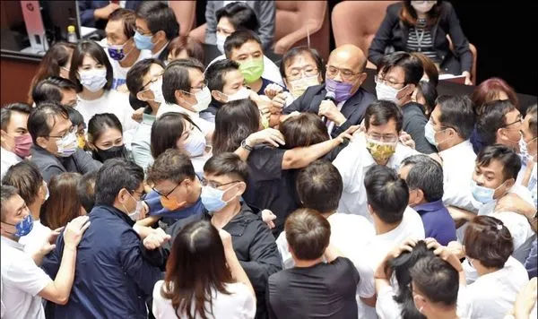 ▲▼民進黨團總召柯建銘30日晚間反問,國民黨請回答到底要不要總質詢?要不要行使立法委員職權?。(圖/民進黨團提供)