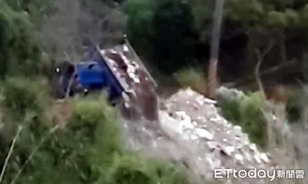 ▲熱心的山友將亂倒廢棄物的車輛蒐證錄影後,提供給警方,驚方也循線逮捕3人。(圖/記者黃孟珍翻攝)