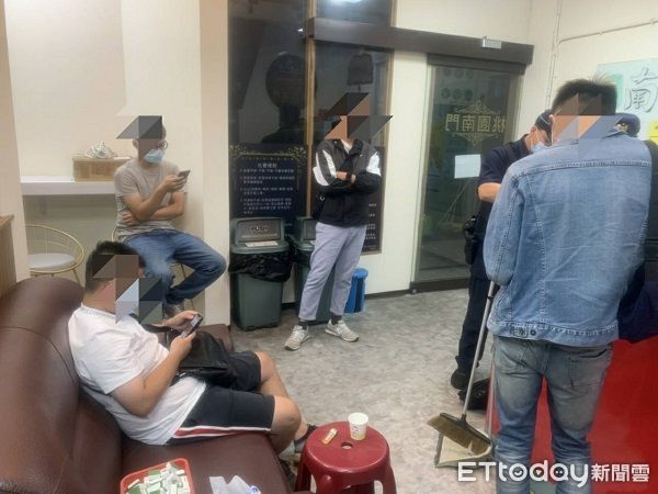 ▲4人在麻將會館辯稱純聊天。(圖/桃園警分局提供) ▲4人在麻將會館辯稱純聊天。(圖/桃園警分局提供)