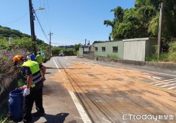 ▲▼警方處理事故現場,並清掃路面。(圖/蘆竹警分局提供) ▲▼警方處理事故現場,並清掃路面。(圖/蘆竹警分局提供)