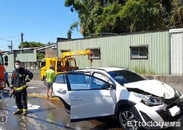 ▲並波及對向車道小客車。(圖/蘆竹警分局提供) ▲並波及對向車道小客車。(圖/蘆竹警分局提供)