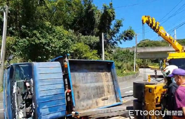 ▲營業小貨車下坡失控翻車。(圖/蘆竹警分局提供) ▲營業小貨車下坡失控翻車。(圖/蘆竹警分局提供)