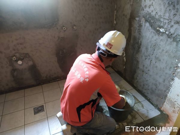 ▲台南市「有情有疼心ㄟ厝」房屋修繕服務,參加「2021專案管理」大獎,領軍參賽的勞工局王鑫基局長亦獲得「2021十大傑出專案經理」優選之殊榮,3日仍持續愛心修繕。(圖/記者林悅翻攝,下同)