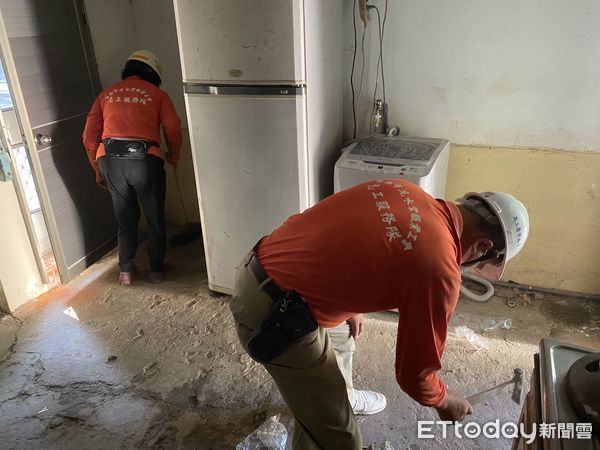 ▲台南市「有情有疼心ㄟ厝」房屋修繕服務,參加「2021專案管理」大獎,領軍參賽的勞工局王鑫基局長亦獲得「2021十大傑出專案經理」優選之殊榮,3日仍持續愛心修繕。(圖/記者林悅翻攝,下同)