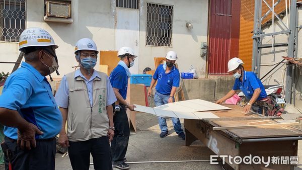 ▲台南市「有情有疼心ㄟ厝」房屋修繕服務,參加「2021專案管理」大獎,領軍參賽的勞工局王鑫基局長亦獲得「2021十大傑出專案經理」優選之殊榮,3日仍持續愛心修繕。(圖/記者林悅翻攝,下同)