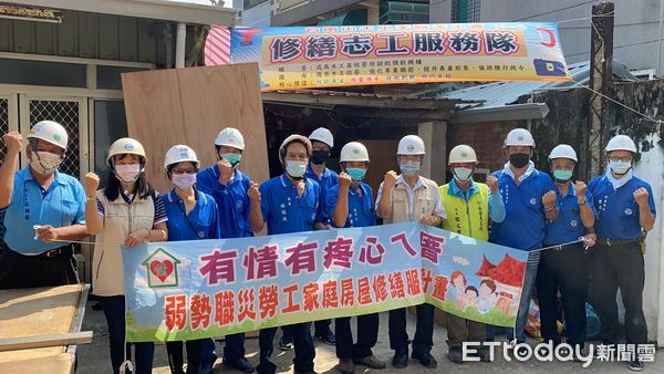 ▲台南市「有情有疼心ㄟ厝」房屋修繕服務,參加「2021專案管理」大獎,領軍參賽的勞工局王鑫基局長亦獲得「2021十大傑出專案經理」優選之殊榮,3日仍持續愛心修繕。(圖/記者林悅翻攝,下同)