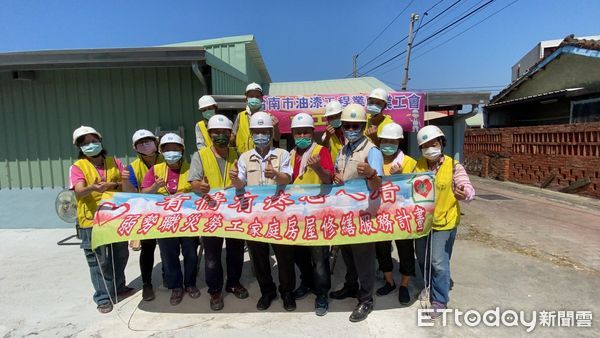 ▲台南市「有情有疼心ㄟ厝」房屋修繕服務,參加「2021專案管理」大獎,領軍參賽的勞工局王鑫基局長亦獲得「2021十大傑出專案經理」優選之殊榮,3日仍持續愛心修繕。(圖/記者林悅翻攝,下同)
