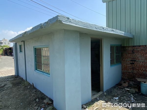 ▲台南市「有情有疼心ㄟ厝」房屋修繕服務,參加「2021專案管理」大獎,領軍參賽的勞工局王鑫基局長亦獲得「2021十大傑出專案經理」優選之殊榮,3日仍持續愛心修繕。(圖/記者林悅翻攝,下同)