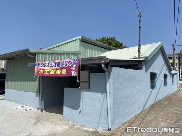 ▲台南市「有情有疼心ㄟ厝」房屋修繕服務,參加「2021專案管理」大獎,領軍參賽的勞工局王鑫基局長亦獲得「2021十大傑出專案經理」優選之殊榮,3日仍持續愛心修繕。(圖/記者林悅翻攝,下同)