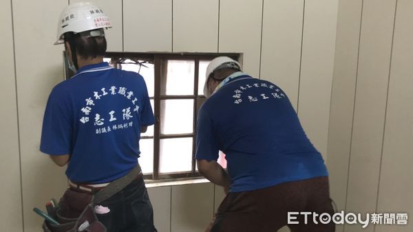 ▲台南市「有情有疼心ㄟ厝」房屋修繕服務,參加「2021專案管理」大獎,領軍參賽的勞工局王鑫基局長亦獲得「2021十大傑出專案經理」優選之殊榮,3日仍持續愛心修繕。(圖/記者林悅翻攝,下同)