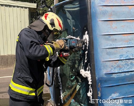 ▲▼救護人員持破壞器材救出受困司機,警方處理事故現場並清掃路面。(圖/蘆竹警分局提供) ▲▼救護人員持破壞器材救出受困司機,警方處理事故現場並清掃路面。(圖/蘆竹警分局提供)