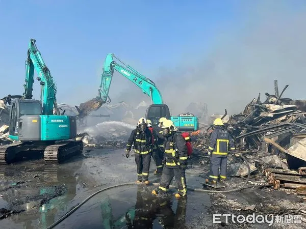 ▲彰化文賀大火悶燒超過18小時。(圖/翻攝自彰化縣消防局第二大隊)