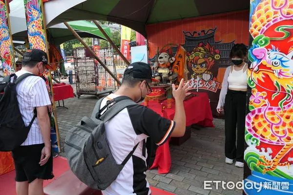 ▲台南安平開台天后宮與統一獅職棒合作的「有球必應」活動,在台南市立棒球場登場,主委盧友禮與總幹事林國明共同主持開球,吸引不少球迷參與。(圖/記者林悅翻攝,下同)