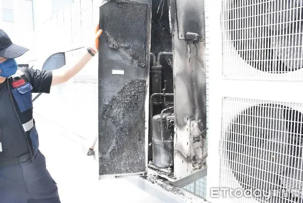 ▲室外機鳥巢險釀大火。(圖/記者楊漢聲翻攝)