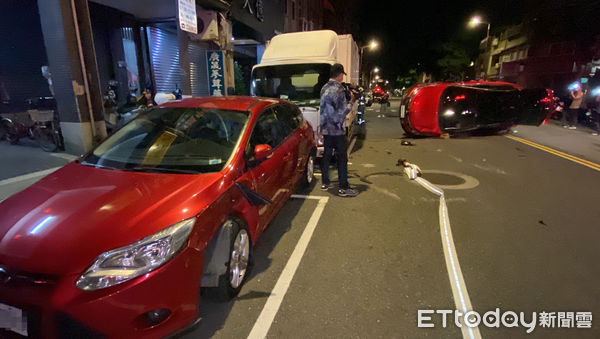 ▲▼女子疑似恍神，衝向對向車道自撞翻車。（圖／記者游宗樺攝）