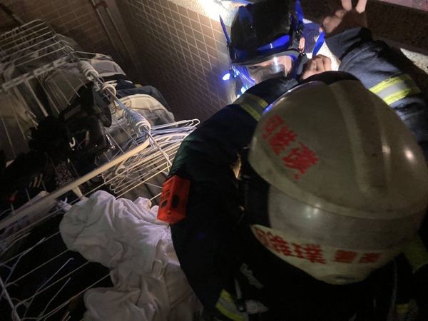 ▲台中透天火警!媽昏迷送醫 6歲妹脫困「問1句」消防員爆感動。(圖/翻攝自臉書/台中市政府消防局第一救災救護大隊豐南分隊)