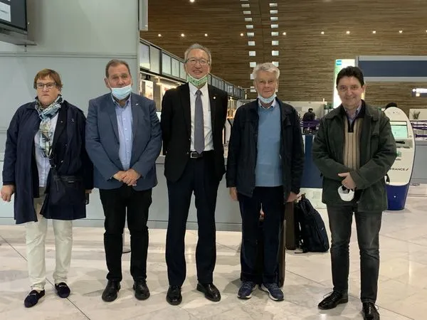 ▲▼法國參議院友台小組主席李察(Alain Richard,右二)將率跨黨派議員訪台,預計明日清晨6時30分抵達桃園機場。我駐法代表吳志中今天赴機場送機,訪團成員之一、法國民主聯盟議員卡迪克(Olivier Cadic,右一)在推特分享啟程合影。(圖取自卡迪克推特)