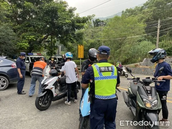 ▲里港警分局會同監理站、環保局在台24線合力稽查 。(圖/記者陳崑福翻攝,以下同,資料照片)