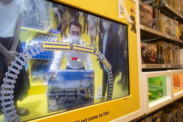 ▲新竹市長林智堅親身體驗樂高AR互動盒。(圖/新竹市政府提供)