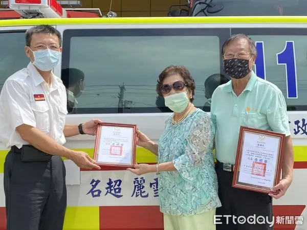 ▲羅李麗雪女士母子,捐贈總價值新台幣290萬元的救護車及相關救護器材設備一批,予台南市消防局保西分隊,提供執行到院前緊急救護使用。(圖/記者林悅翻攝,下同)
