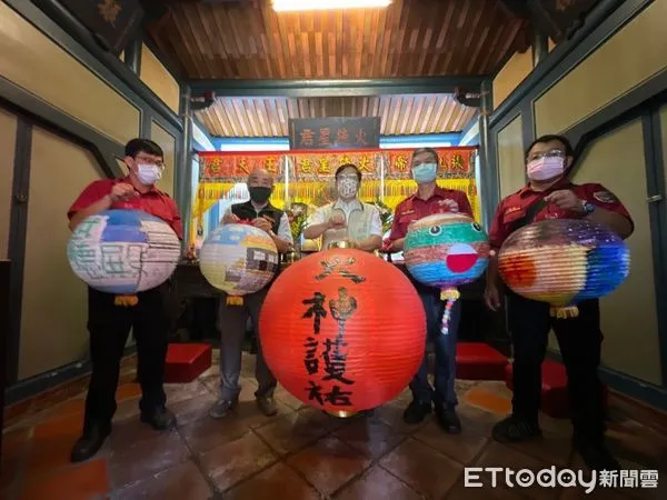 ▲台南市消防局長李明峯、第七大隊長黃輝林、祀典武廟主委林培火等人,共同宣布再度舉辦「火神護祐、平安祈福2-消防百年火見樓風華再現」消防燈籠繪畫比賽活動。(圖/記者林悅翻攝,下同)