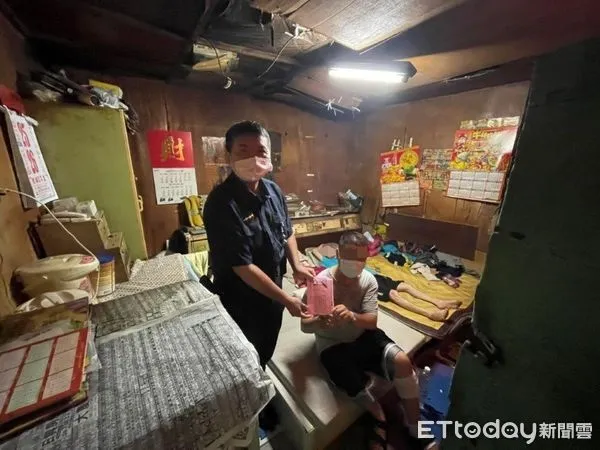 ▲枋寮警分局歸崇派出所長陳啟超與警員鄭進利將善款交予施男 。(圖/記者陳崑福翻攝)