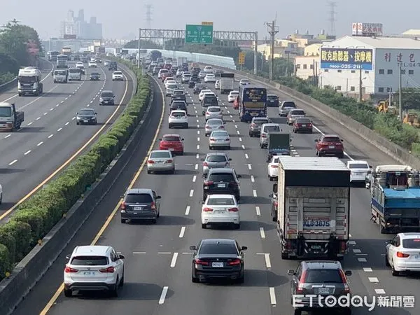 ▲國慶連假首日,國1彰化段又出現大型停車場,時速剩30公里。(圖/游瓊華翻攝)