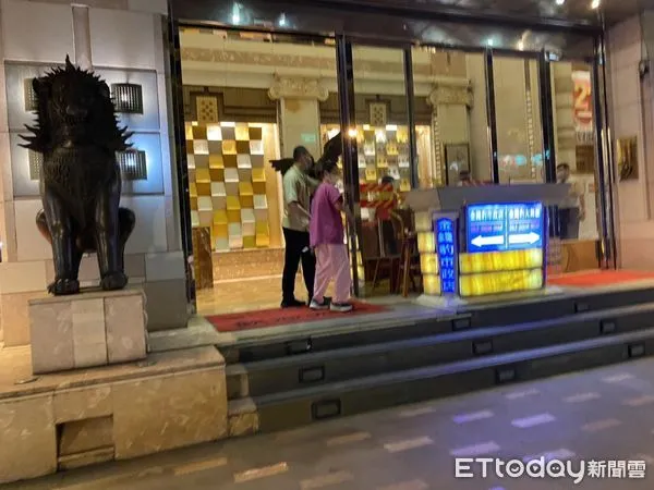 ▲▼一名小護士下班後制服未脫興沖沖跑去金錢豹詢問消費方式,結果被請出門,總經理表達歉意願意招待3hrs。(圖/記者白珈陽攝)