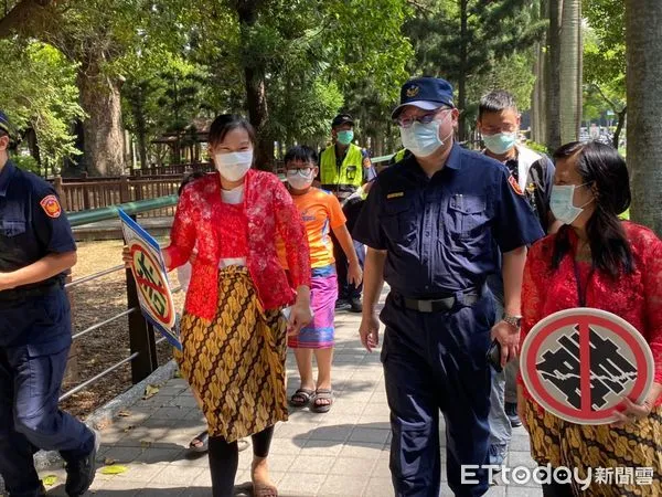 ▲台南市警五分局在國慶連假期間,協同移民署台南專勤隊、市府工務局公園管理科人員前往台南公園執行「防疫專案」擴大臨檢勤務。(圖/記者林悅翻攝,下同)