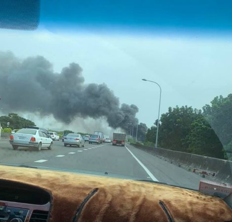 ▲▼ 國道一號路竹段旁工廠火警,釀車流回堵 。(圖/翻攝記者爆料網)