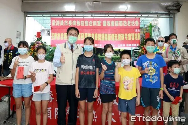 ▲台南市長黃偉哲至北區合興社區照顧關懷據點勉勵服務團隊並為健走活動開幕,黃偉哲致贈蛋糕、壽麵給長輩,預祝長輩鄉親重陽佳節快樂。(圖/記者林悅翻攝,下同)