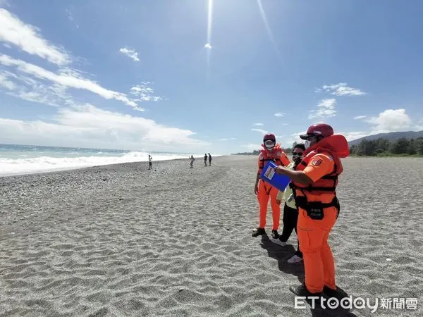 ▲海巡署東部分署第一三岸巡隊,對海岸區域觀浪遊憩民眾實施柔性勸導。(圖/記者楊漢聲翻攝)