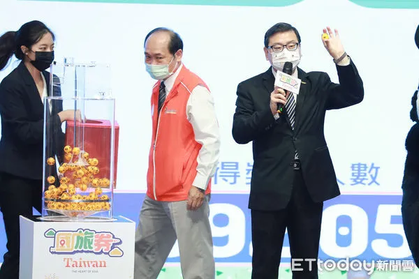 ▲▼ 1012 國旅券第1次抽出60萬幸運兒。(圖/記者黃克翔攝)