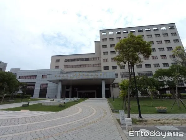 ▲台南市警五分局李姓組長疑因心臟問題目前在成大醫院加護病房救治,警界同事、友人十分關心,紛紛集氣祈求李員早日脫險康復。(圖/記者林悅攝)