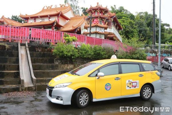 ▲台南市長黃偉哲宣布正式啟用龍崎區5個里的預約站牌創新服務，與立委王定宇等人，共同見證大台南小黃公車「跨越距離、預約幸福」的重要里程碑。（圖／記者林悅翻攝，下同）