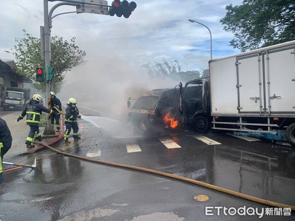 ▲▼林口運鈔車碰撞後起火，保全人員緊急逃生。（圖／記者陳豐德翻攝）