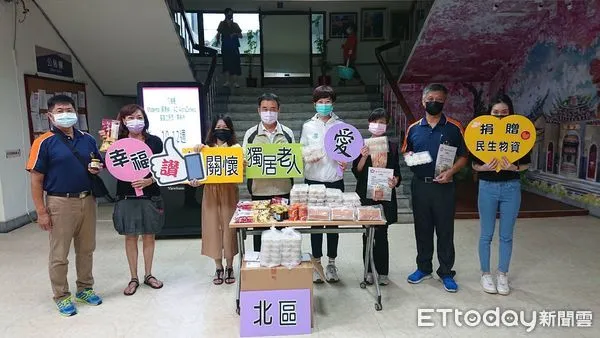 ▲立委陳亭妃、市議員陳怡珍聯合服務處,結合築夢社企有限公司及公園義消中隊,捐贈北區列冊獨居長輩餛飩、麵條及罐頭等,讓獨居長輩暖胃感受社會關懷。(圖/記者林悅翻攝)