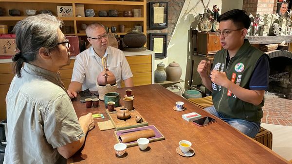 ▲▼卓冠廷投入新北市議員選戰,首站前往鶯歌手作陶製餐盤,要送給老婆洪慈庸當禮物。(圖/卓冠廷提供)