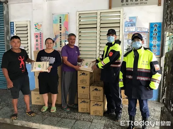 ▲▼奇美派出所所長鄭銘峯與警員黃姵心協助發放物資,希望能幫助村民度過在段艱難時刻。(圖/鳯林分局提供,下同)