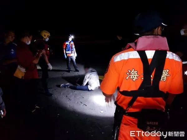 ▲海巡署南部分署第11岸巡隊,會同台南市警、消人員安撫勸導尋短男子,並由警方帶回安置,解除危機。(圖/記者林悅翻攝,下同)