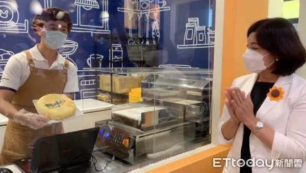 ▲塔吉特千層蛋糕透過輔導創新研發蛋糕彩繪即時編輯系統,消費者可將照片印在千層蛋糕,成為獨一無二的專屬蛋糕。(圖/記者蔡佩旻攝)